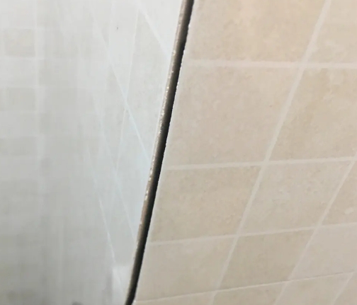 灌阳瓷砖空鼓维修公司分享阳台瓷砖脱落的修复过程可以分为以下几个步骤